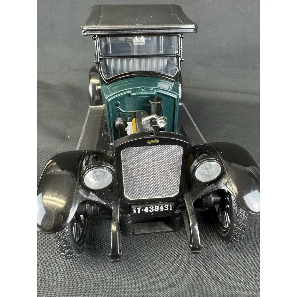 Signature Models 1/18 Scale 3625B 1920 Cleveland Roadster Green & Black